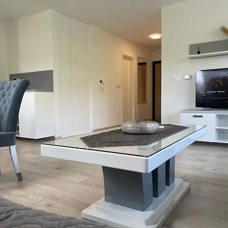 Happy Dreams Oasis Cazin, Modernes 60m2, Wifi & Balkon