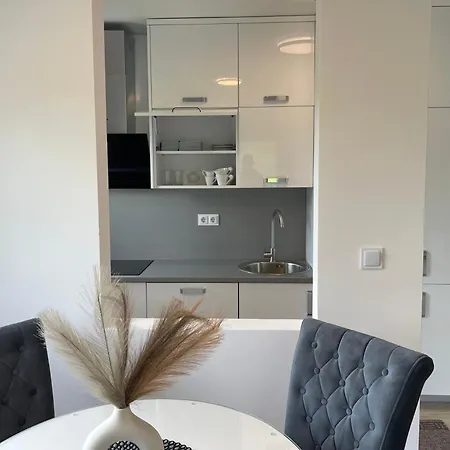 Appartement Happy Dreams Oasis Cazin, Modernes 60m2, Wifi & Balkon *