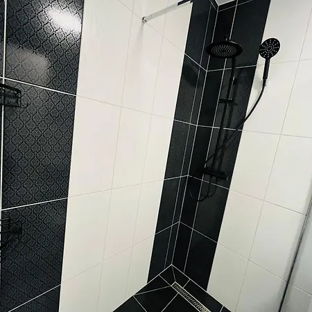 Appartement Happy Dreams Oasis Cazin, Modernes 60m2, Wifi & Balkon