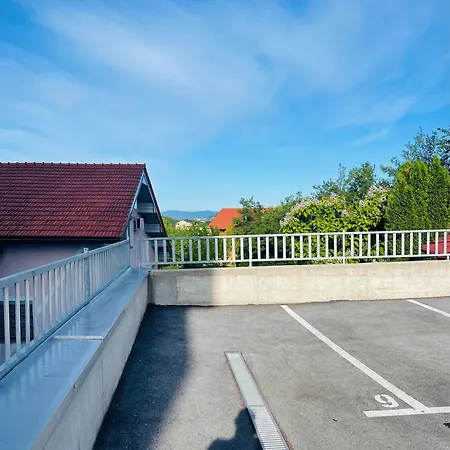 Apartamento Happy Dreams Oasis Cazin, Modernes 60m2, Wifi & Balkon